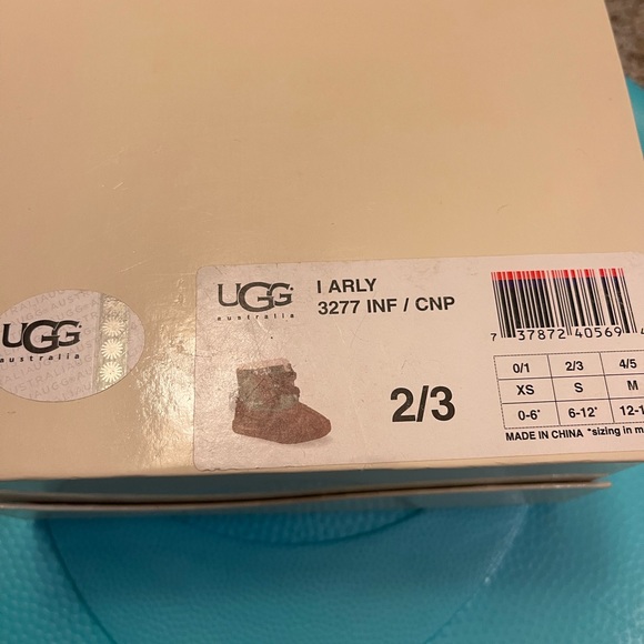Ugg - Picture 3 of 5